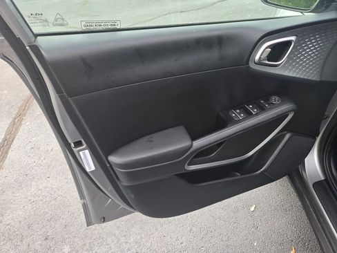 Used 2025 Kia Soul LX FWD image 21
