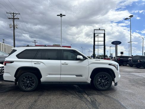 Used 2025 Toyota Sequoia Platinum AWD/4WD image 5