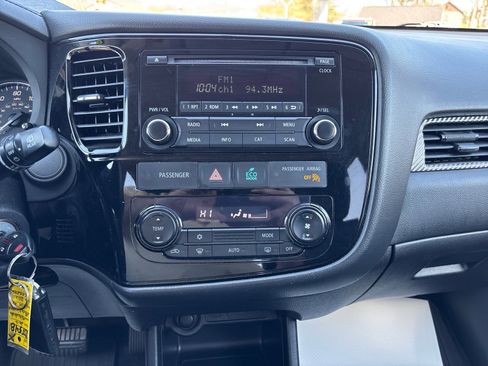Used 2016 Mitsubishi Outlander ES image 27