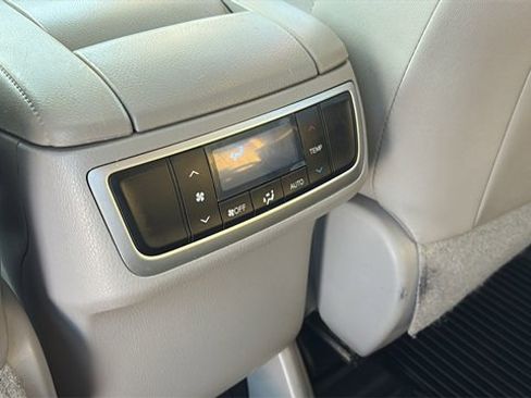 Used 2017 Toyota Highlander XLE image 24