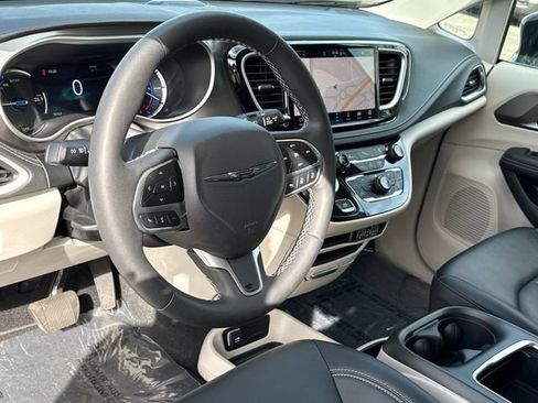 Used 2024 Chrysler Pacifica Limited FWD image 16