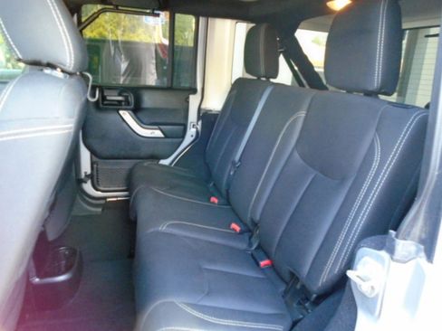 Used 2018 Jeep Wrangler Unlimited Sahara w/ Connectivity Group image 9