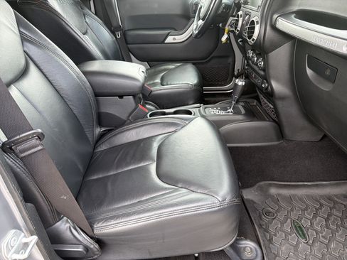 Used 2017 Jeep Wrangler Unlimited Sahara w/ Connectivity Group AWD/4WD image 20