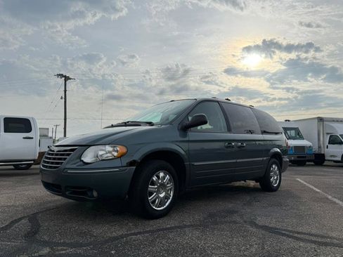 Used 2007 Chrysler Town & Country Limited image 1