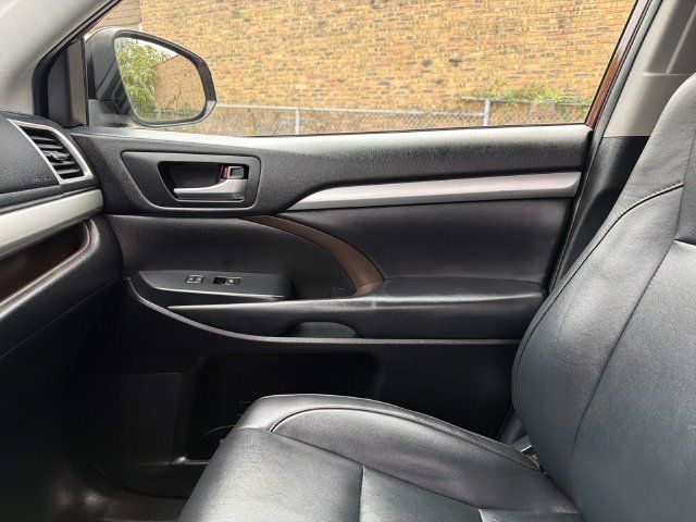 Used 2019 Toyota Highlander XLE AWD/4WD image 23
