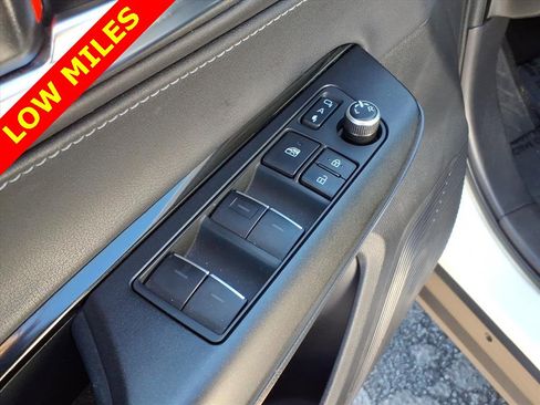 Used 2021 Toyota Venza LE w/ Carpet Mat Package (TMS) image 15