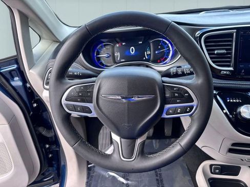 Used 2024 Chrysler Pacifica Limited FWD image 16