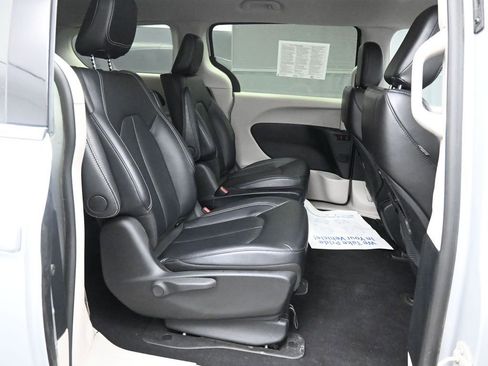 Used 2024 Chrysler Pacifica Limited FWD image 21