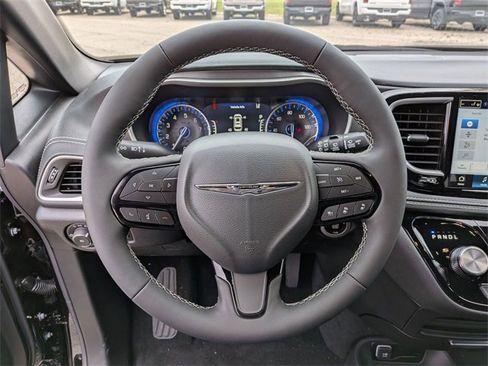 New 2026 Chrysler Pacifica Select w/ S Appearance Package image 17