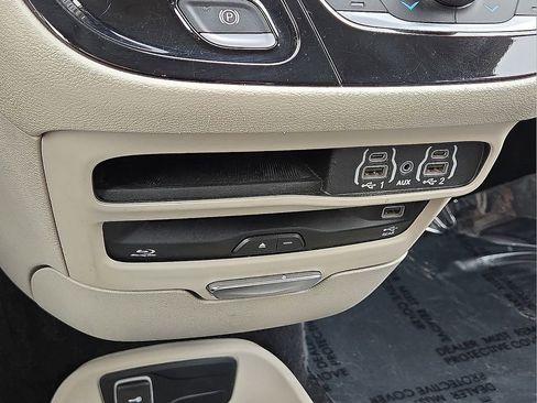 Used 2022 Chrysler Pacifica Touring-L w/ Uconnect Theater Family Group image 31