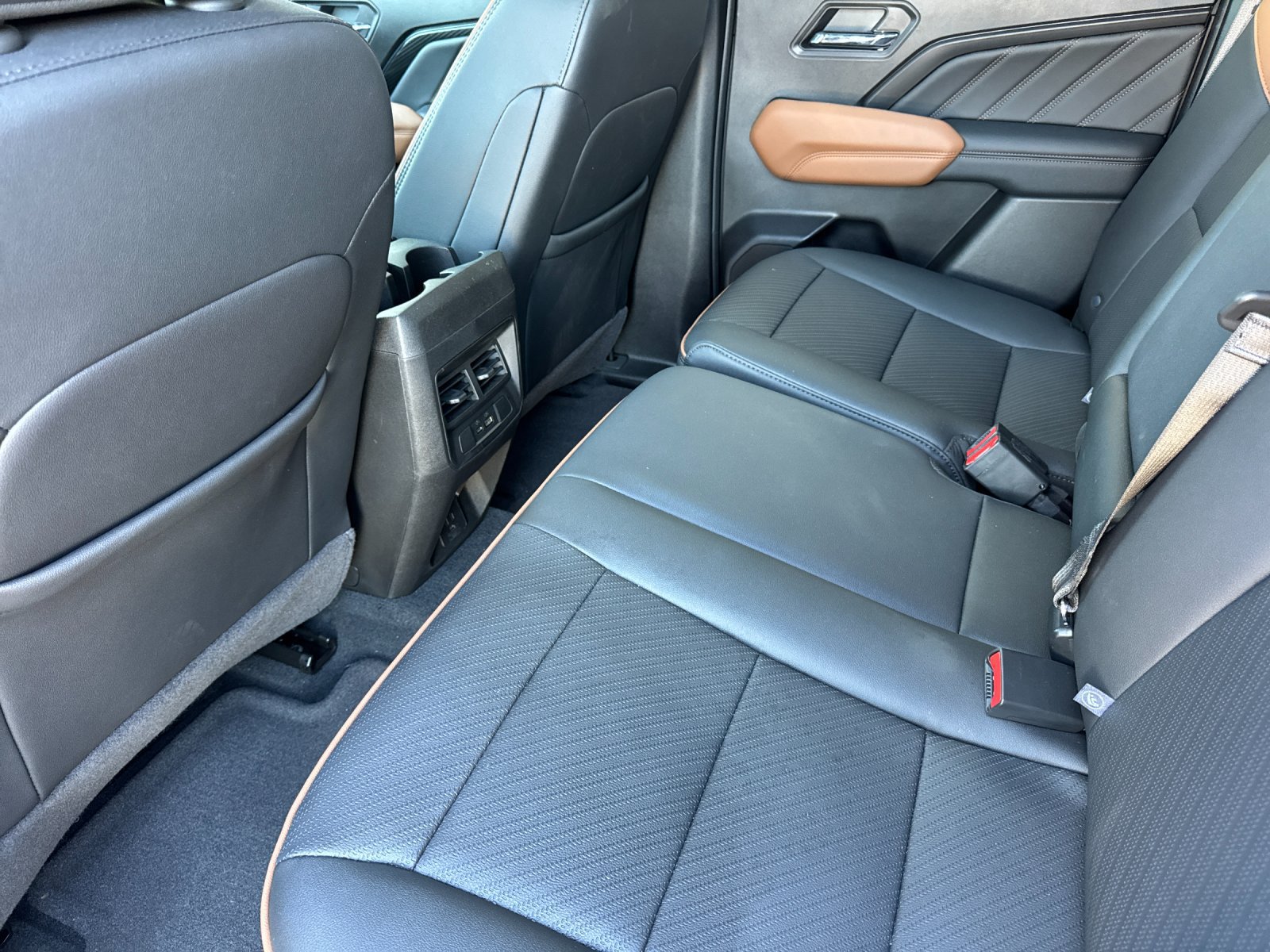 Used 2025 GMC Canyon AT4 w/ Technology Plus Package AWD/4WD image 14