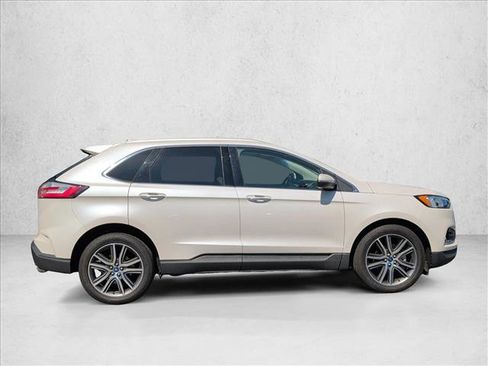 Used 2019 Ford Edge Titanium FWD image 4