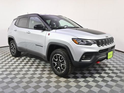 Used 2025 Jeep Compass Trailhawk AWD/4WD image 8