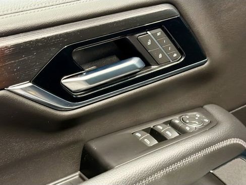 Used 2025 GMC Yukon XL Denali image 17