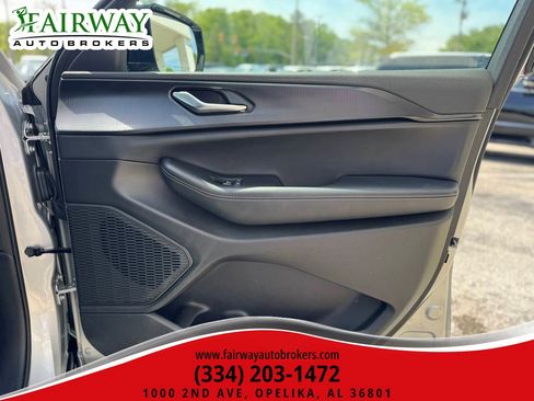 Used 2025 Jeep Grand Cherokee Altitude AWD/4WD image 30