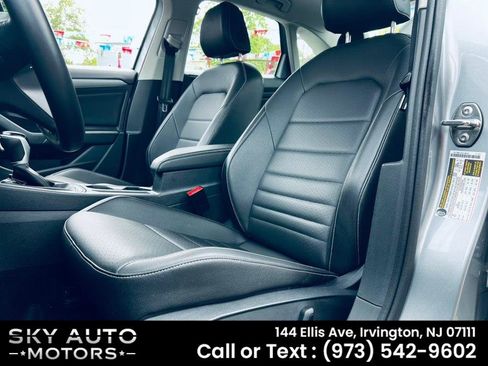 Used 2024 Volkswagen Jetta SE FWD image 9