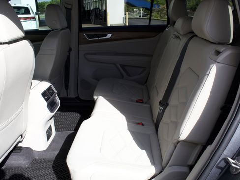 Used 2024 Volkswagen Atlas SE AWD/4WD image 26