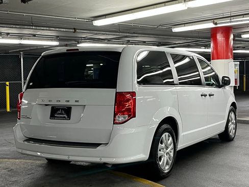 Used 2020 Dodge Grand Caravan SE w/ Rear Park Assist Package FWD image 5