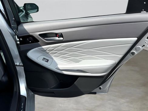 Used 2019 Toyota Avalon Limited image 27