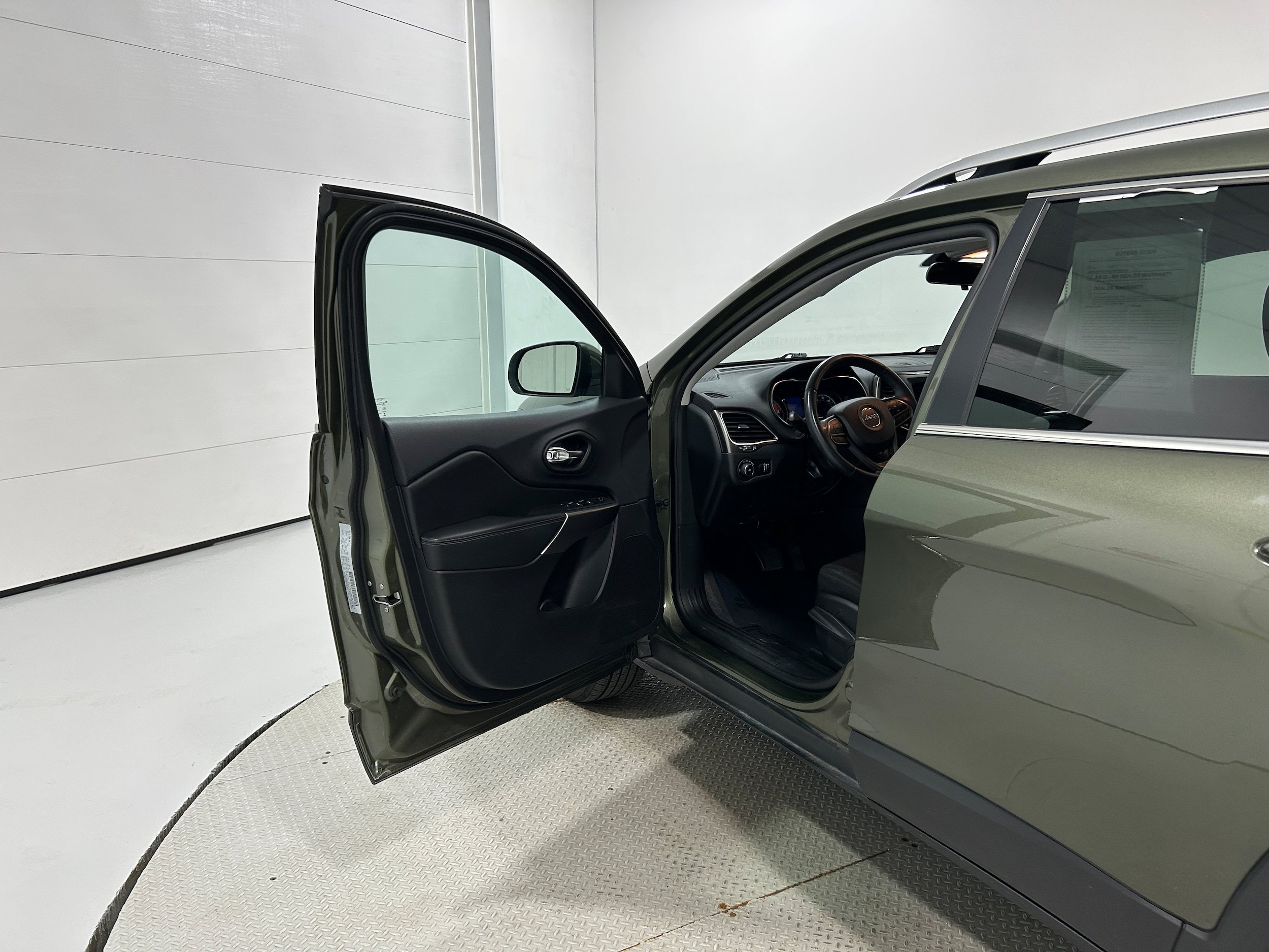Used 2019 Jeep Cherokee Latitude w/ Cold Weather Group AWD/4WD image 24