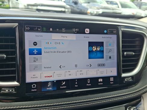 Used 2023 Chrysler Pacifica Limited FWD image 18