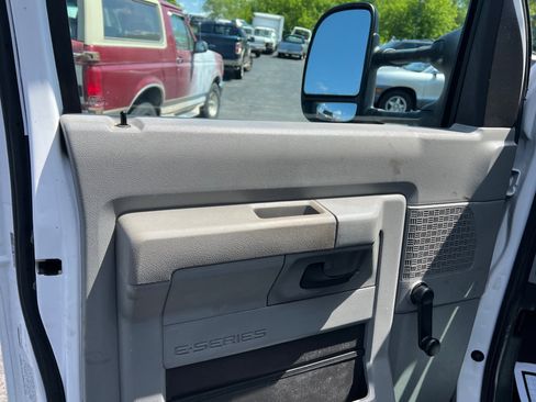 Used 2015 Ford E-350 and Econoline 350 Super Duty image 8