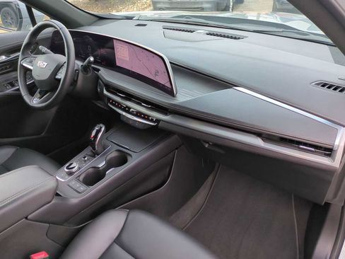 Used 2025 Cadillac XT4 Premium Luxury image 29