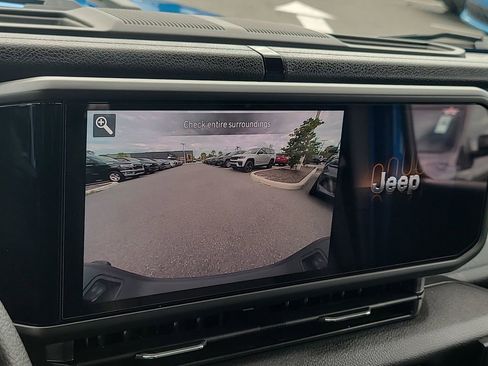 Used 2025 Jeep Gladiator Sport AWD/4WD image 19