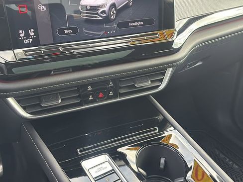 Used 2025 Volkswagen Atlas Cross Sport SEL Premium R-Line image 20