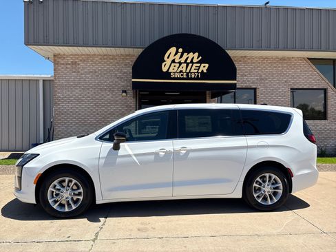 New 2027 Chrysler Pacifica Select FWD image 2