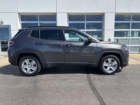 Used 2022 Jeep Compass Latitude FWD image 3