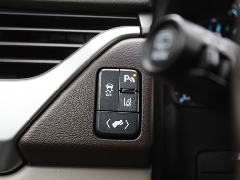 Used 2015 Chevrolet Suburban LT image 31