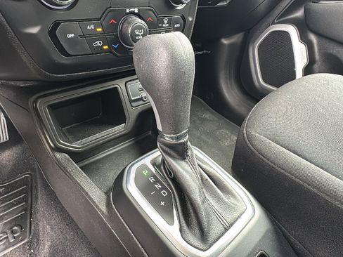 Used 2021 Jeep Renegade Latitude FWD image 20