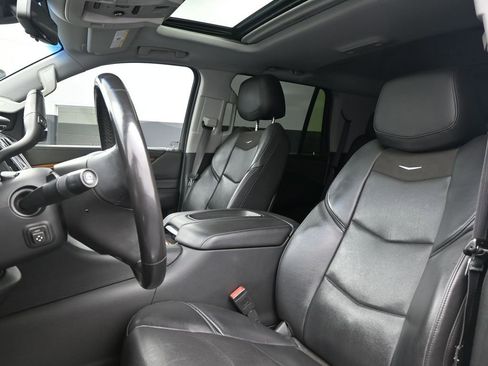 Used 2019 Cadillac Escalade Luxury AWD/4WD image 2