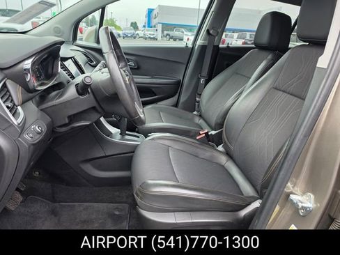 Certified 2022 Chevrolet Trax LT w/ LT Convenience Package AWD/4WD image 11
