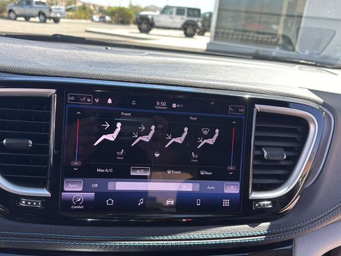 Used 2021 Chrysler Pacifica Touring-L FWD image 21