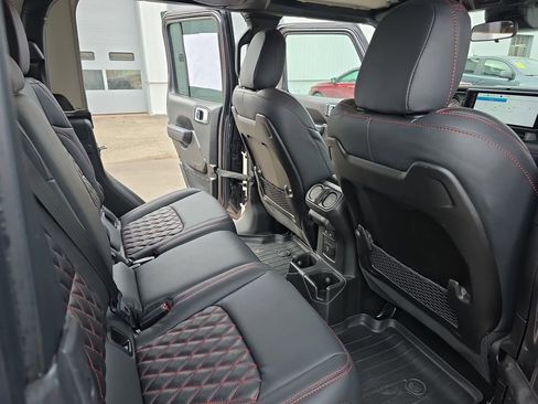 Used 2024 Jeep Gladiator Rubicon w/ Convenience Group image 11