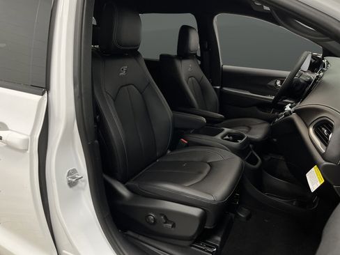 New 2026 Chrysler Pacifica Select AWD/4WD image 31