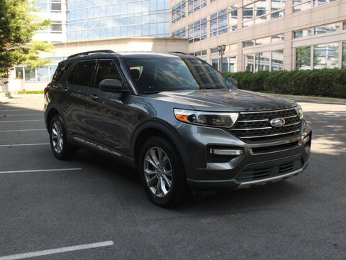 Used 2020 Ford Explorer XLT w/ Equipment Group 202A AWD/4WD image 1
