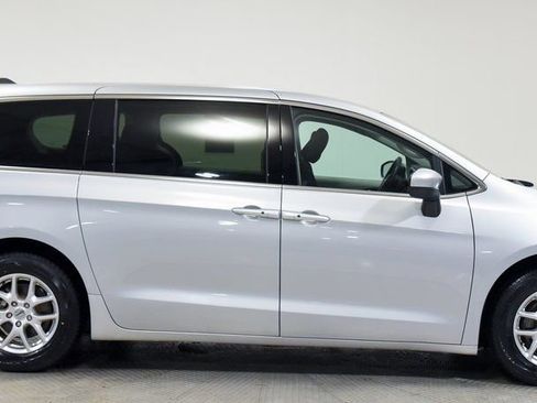 Used 2023 Chrysler Voyager LX image 10