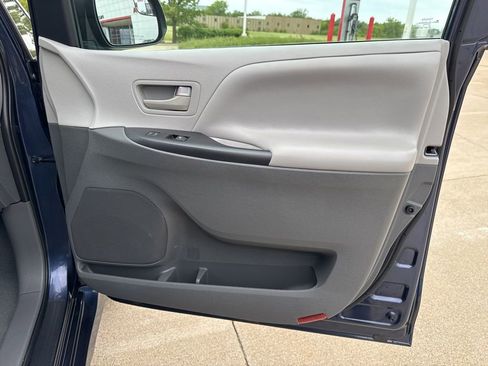Used 2020 Toyota Sienna L FWD image 19