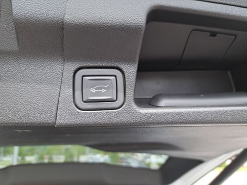 Used 2023 GMC Acadia SLE w/ Driver Convenience Package FWD image 13