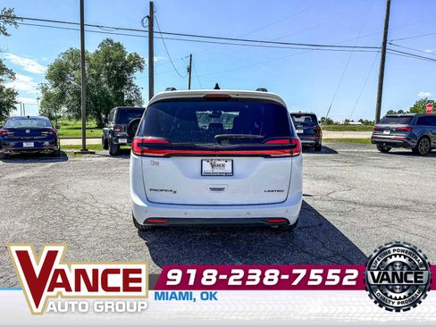 Used 2025 Chrysler Pacifica Limited FWD image 6