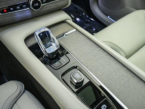 Certified 2025 Volvo XC90 T8 Ultra AWD/4WD image 22