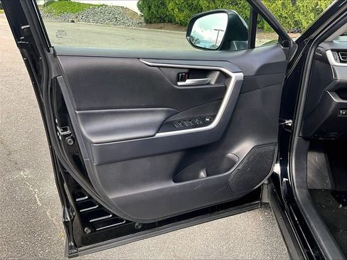 Used 2025 Toyota RAV4 XLE AWD/4WD image 9