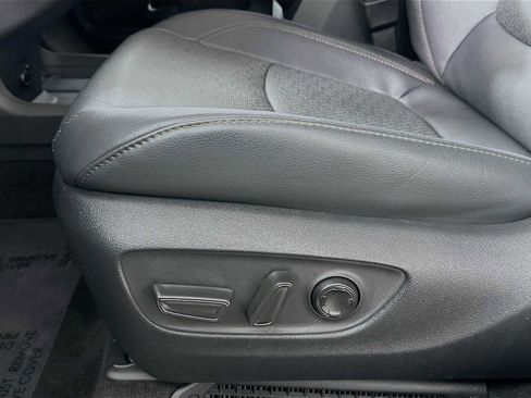 Used 2025 Toyota Sienna Platinum image 18