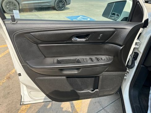 Used 2015 Chevrolet Traverse LT w/ Style and Technology Package FWD image 9
