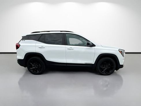 Used 2023 GMC Terrain SLE w/ Elevation Edition FWD image 2