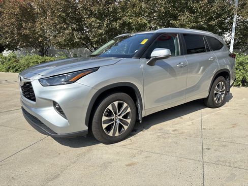 Used 2024 Toyota Highlander XLE AWD/4WD image 3