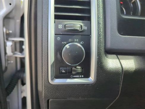 Used 2019 RAM 1500 Classic SLT w/ Luxury Group AWD/4WD image 18
